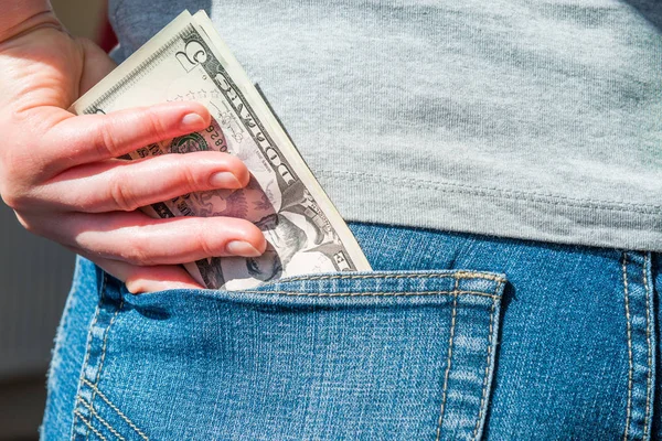 Γυναικείο Χέρι Βάζοντας Χρήματα Δολάρια Στην Τσέπη Του Τζιν — Φωτογραφία Αρχείου