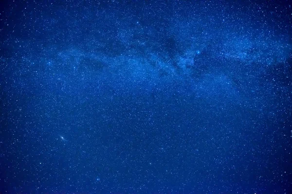 星と天の川銀河の夜暗く青い空 — ストック写真