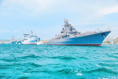 Mavi deniz üzerinde sırayla askeri Donanma gemileri