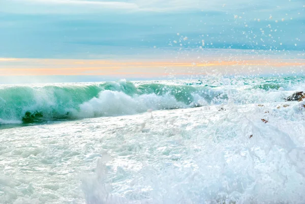 Paisaje Marino Con Grandes Olas Contra Fondo Del Atardecer — Foto de Stock