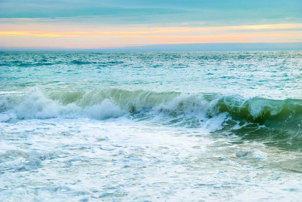 海风景以浪反对日落背景 — 图库照片