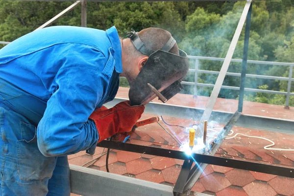 Schweißer Der Fabrik Die Mit Metallbau Arbeitet — Stockfoto