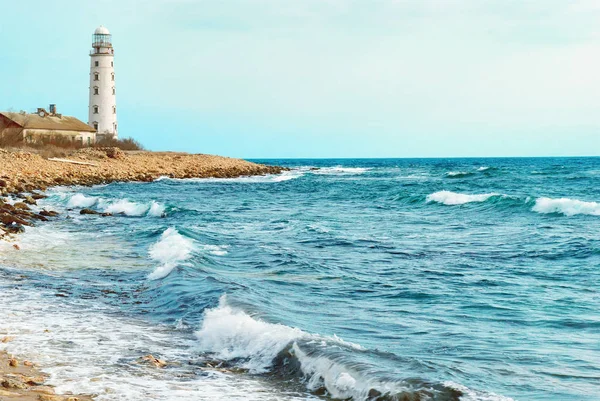 Παλιό Φάρο Στην Ακτή Της Θάλασσας Θύελλα Κύματα Και Μπλε — Φωτογραφία Αρχείου