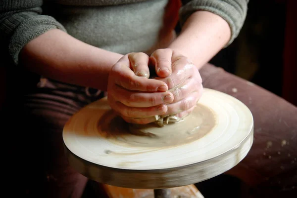 Mani Femminili Che Formano Pentola Argilla Sulla Ruota Della Ceramica — Foto Stock