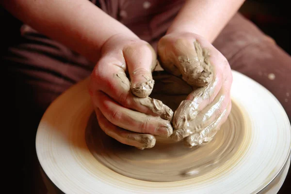 Mani Femminili Che Formano Pentola Argilla Sulla Ruota Della Ceramica — Foto Stock