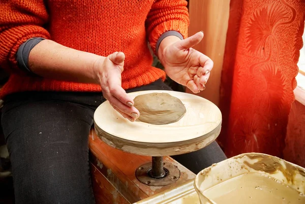 Mani Femminili Che Formano Pentola Argilla Sulla Ruota Della Ceramica — Foto Stock