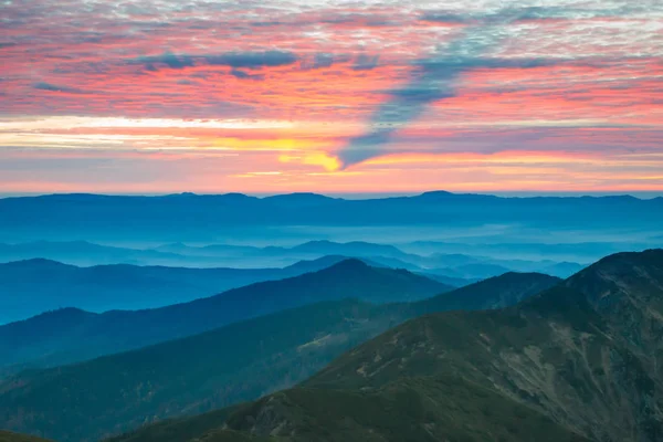 Paisaje Colorido Con Puesta Sol Montañas Azules — Foto de Stock