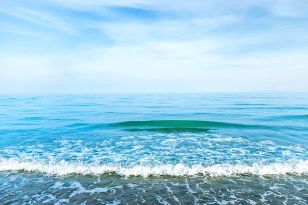Голубая Морская Вода Волнами Белыми Облаками Небе — стоковое фото