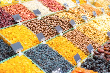 Bir yığın kuru üzüm ve farklı türde fındık.