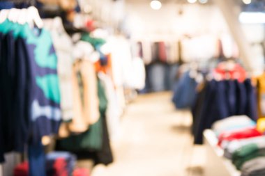 Kıyafet bölümünde süpermarket içi