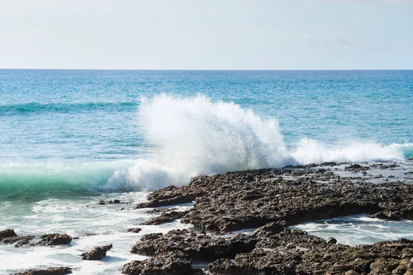 Capac de mare cu țărm stâncos și valuri de surf — Fotografie, imagine de stoc