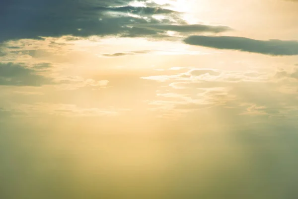Céu laranja do por do sol com sol e nuvens — Fotografia de Stock