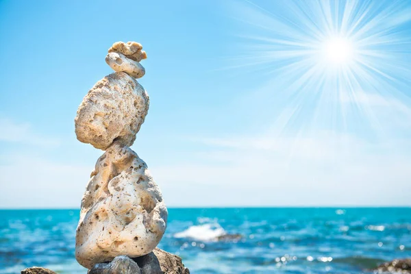 Ζεν πέτρες ισορροπία στη θάλασσα φόντο — Φωτογραφία Αρχείου