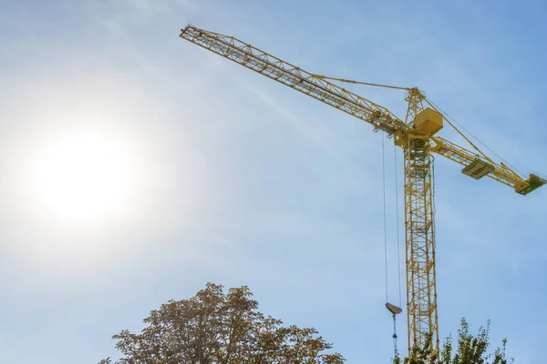 Guindaste de construção no canteiro de obras — Fotografia de Stock