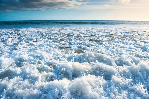 Zeegezicht met surf golven — Stockfoto