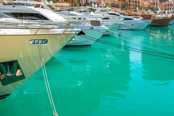 Jachty w Porto Arabia marina w Doha — Zdjęcie stockowe
