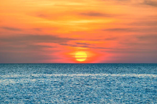 Prachtige zonsondergang over blauwe zee — Stockfoto