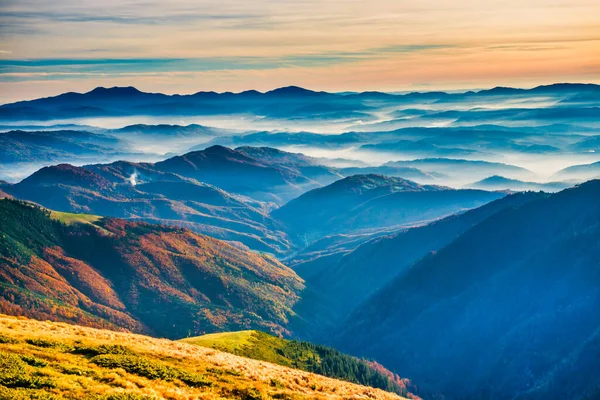 Pôr do sol em montanhas e colinas azuis — Fotografia de Stock