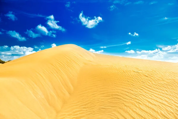 Sivatagi homokdűnék és felhők a kék égen — Stock Fotó