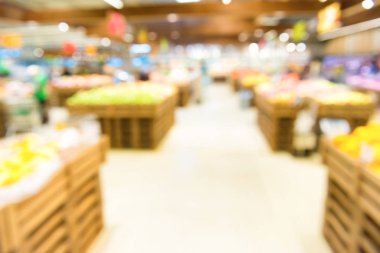 Markette sebze reyonu ve süpermarkette müşteriler bulanık depo arka planı olarak kullanılıyor