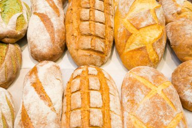 Fırında taze ekmek var.