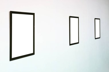 Boş boş resim ahşap çerçeve beyaz duvarın iç kısmında izole