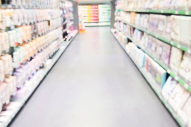 Bulanık depo arka planı olarak market veya süpermarket iç mimarisi