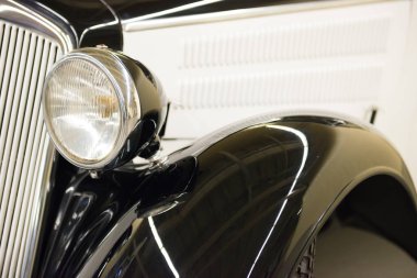 Eski otomobil sergisinden siyah arka far.