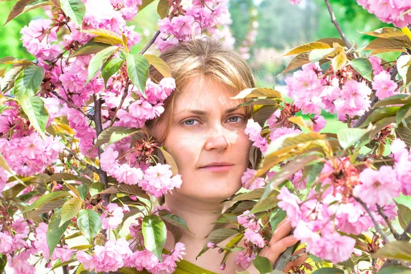 Ung Kvinna Ansikte Med Rött Hår Rosa Sakura Blommor — Stockfoto