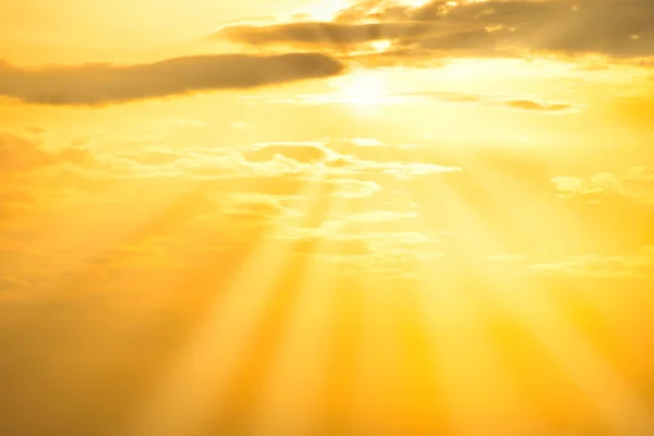 Puesta Sol Cielo Naranja Con Sol Rayos Sol Nubes — Foto de Stock