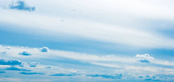 Panorama Van Blauwe Zonsondergang Hemel Achtergrond Met Witte Wolken — Stockfoto