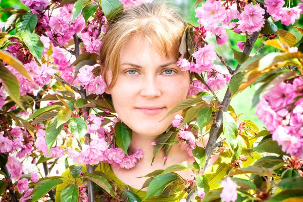 Junges Frauengesicht Mit Roten Haaren Rosa Sakura Blüten — Stockfoto