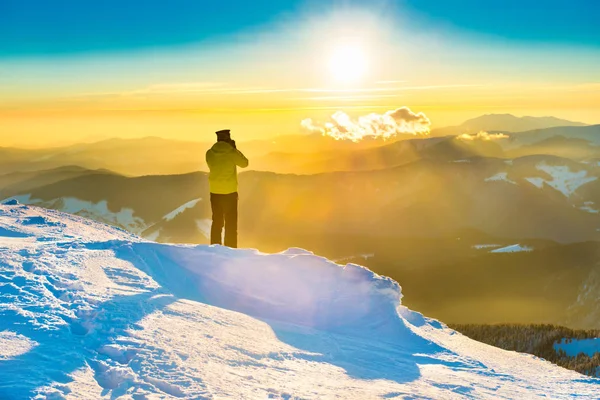 Człowiek Ogląda Słońce Piękny Zachód Słońca Górach Zimą Śnieg — Zdjęcie stockowe