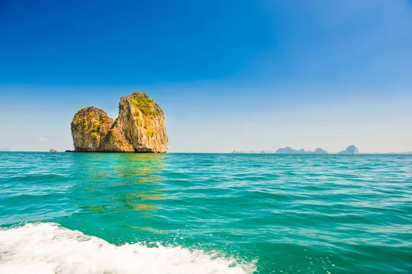 熱帯の海と青空の岩の島々の風景 — ストック写真