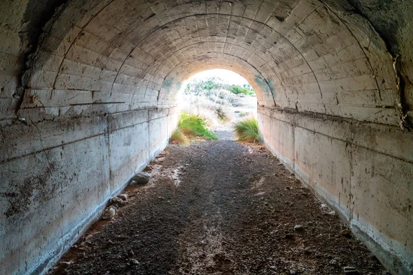 Koyu Terk Edilmiş Boş Tünelin Sonunda Parlak Işık Ile — Stok fotoğraf