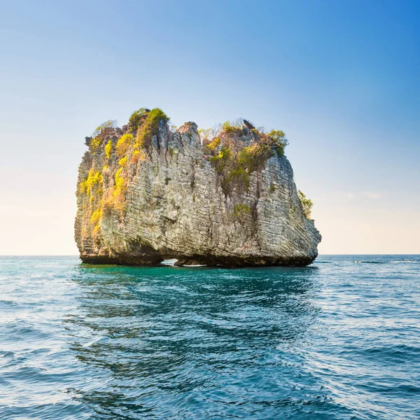 青い海の美しい岩の熱帯の島の風景 — ストック写真