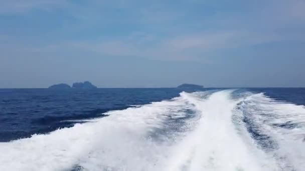 Havsvågor Efter Motorbåt — Stockvideo