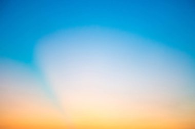 Altın ışıklarıyla dramatik günbatımı gökyüzü. Doğa arkaplanı