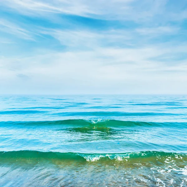 Eau de mer bleue avec vagues — Photo