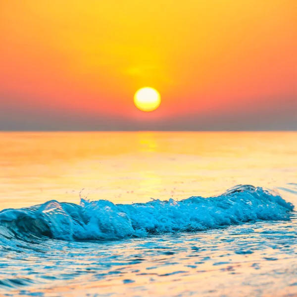 Solnedgång eller soluppgång över havet — Stockfoto