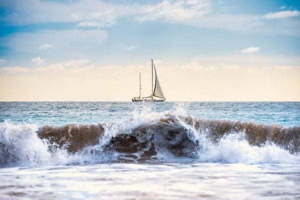 Paysage marin avec voilier blanc — Photo