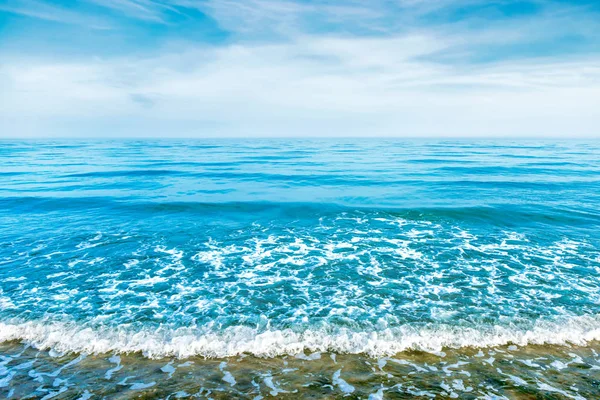 Eau de mer bleue avec vagues — Photo