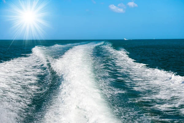 Ola de barco en la superficie del agua — Foto de Stock