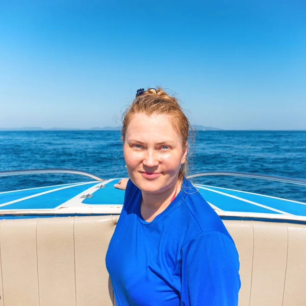 Junge Frau auf dem Kopf eines Bootes — Stockfoto