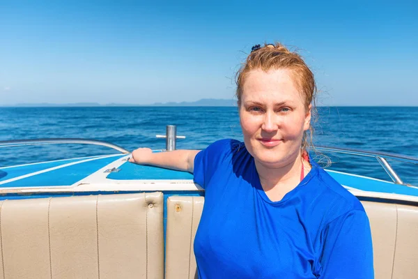 Junge Frau auf dem Kopf eines Bootes — Stockfoto