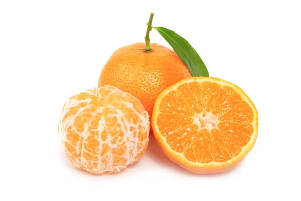 Oranje Mandarijnen Met Groen Blad Geïsoleerd Witte Achtergrond — Stockfoto