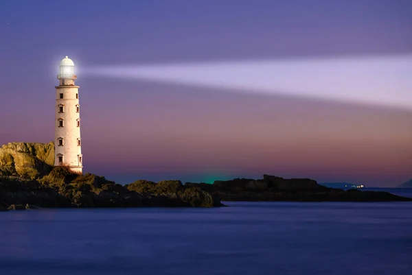 Fyrtårn Havets Solnedgang Med Lyssignal Natten – stockfoto