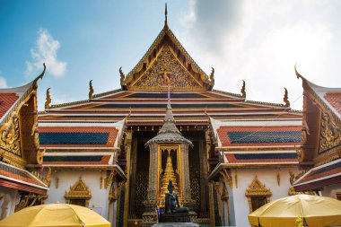 Altın madalya ve münzevi heykeliyle Wat Phra Kaew 'in girişine bakın. Zümrüt Buddha Tapınağı, Büyük Saray, Bangkok, Tayland