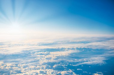 Beyaz kabarık kümülüs ve sirrus bulutlu mavi gökyüzü.