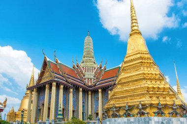 Zümrüt Buddha Tapınağı 'nın kompleksine bakın, Kraliyet Panteonu' nu süsleyin ve altın şapşallara bakın. Büyük Saray, Bangkok, Taylan